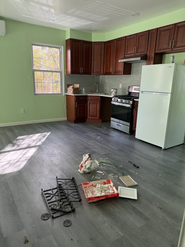 Building Photo - 1101 Castle Hill Ave