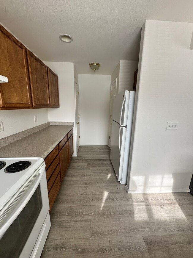 Building Photo - Lovely 3 Bedroom Apartment- Close to Schools/Parks!