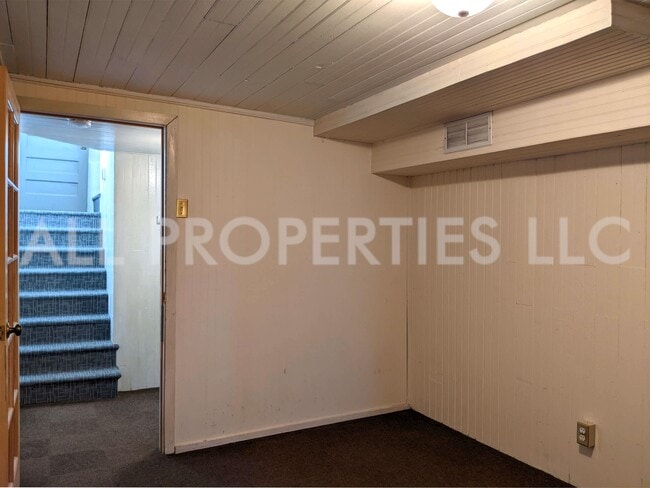 Building Photo - 557 S Race St