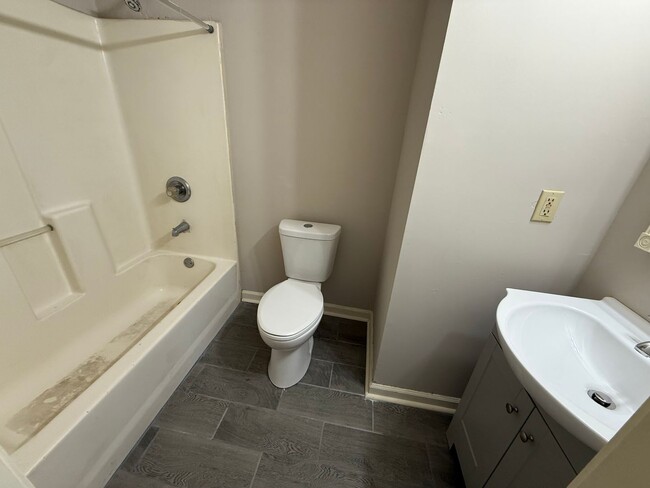 Building Photo - 3 Bedrooms, 2 Bathrooms - Home in West Rome!