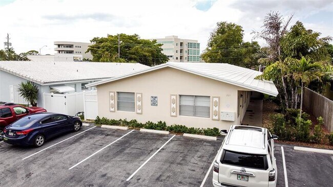 Building Photo - 805 NE 23rd Dr