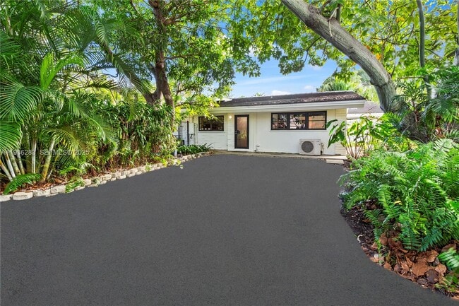 Building Photo - 2132 Middle River Dr