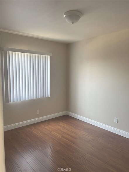 Building Photo - 626 W 59th Pl