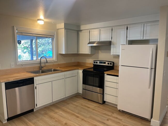Building Photo - Single Level Duplex Just off Wilson
