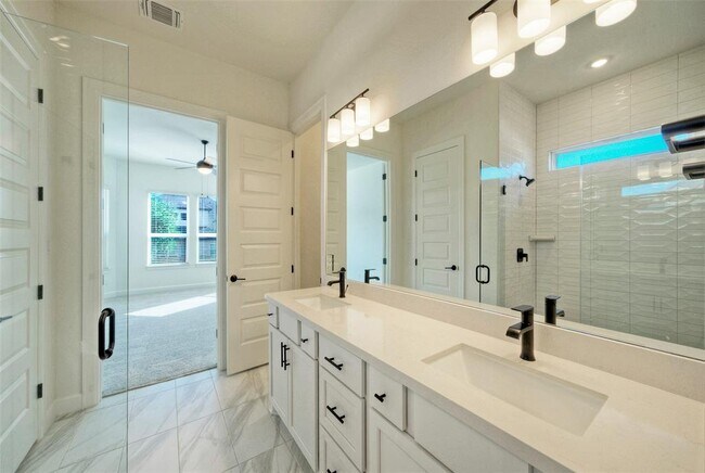 Building Photo - 245 Darley Oak Dr