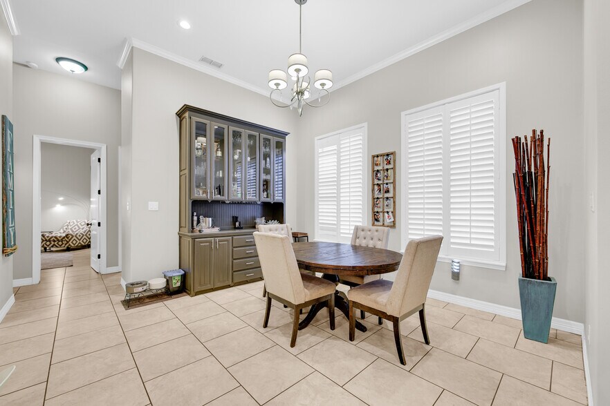 Building Photo - 5706 N 3rd Ln