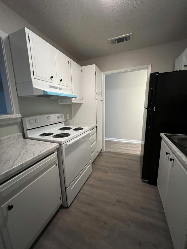 Building Photo - 1 Bedroom 1 Bath Remodeled Apartment