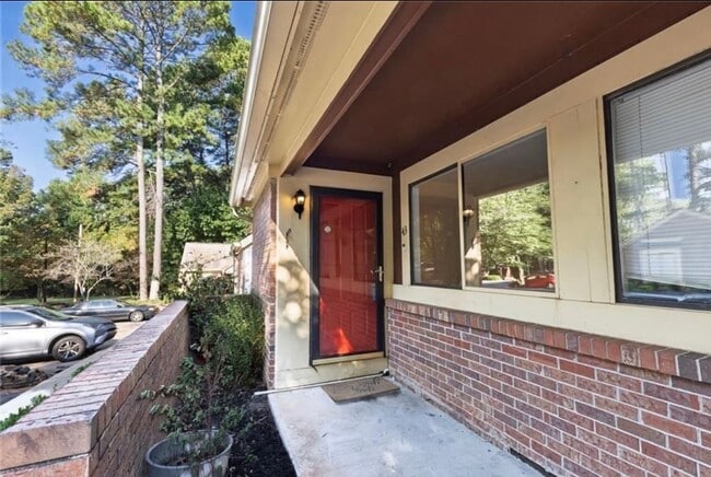Building Photo - Renovated townhome in Great Alpharetta location