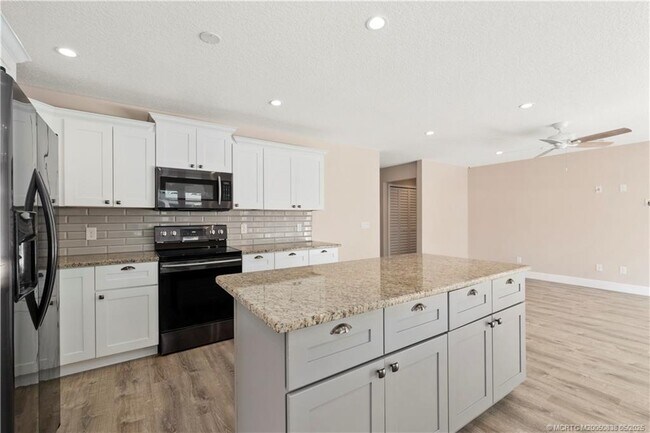 Building Photo - 4590 SE Glen Ridge Trail