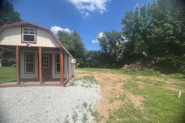 Building Photo - Newly Renovated! - $1,295 Month / $1,900 Down