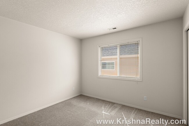 Building Photo - Charming 3 BD* 2.5 BA* Single Family Home ...