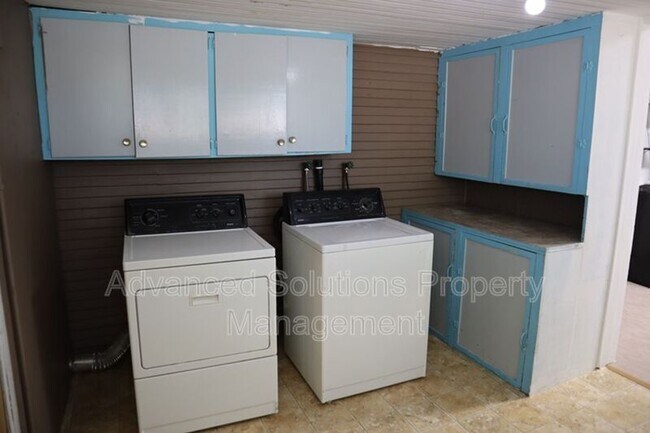 Building Photo - 1057 W 300 S