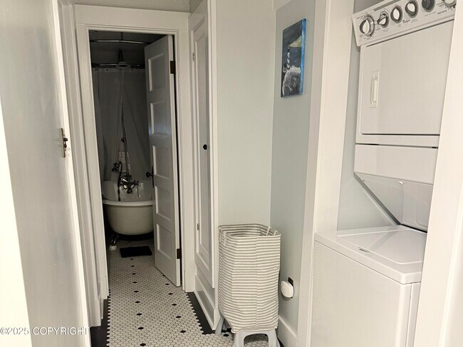 Building Photo - 623 Grant St