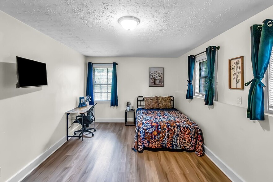 Building Photo - 1812 Wiggins Cir SW