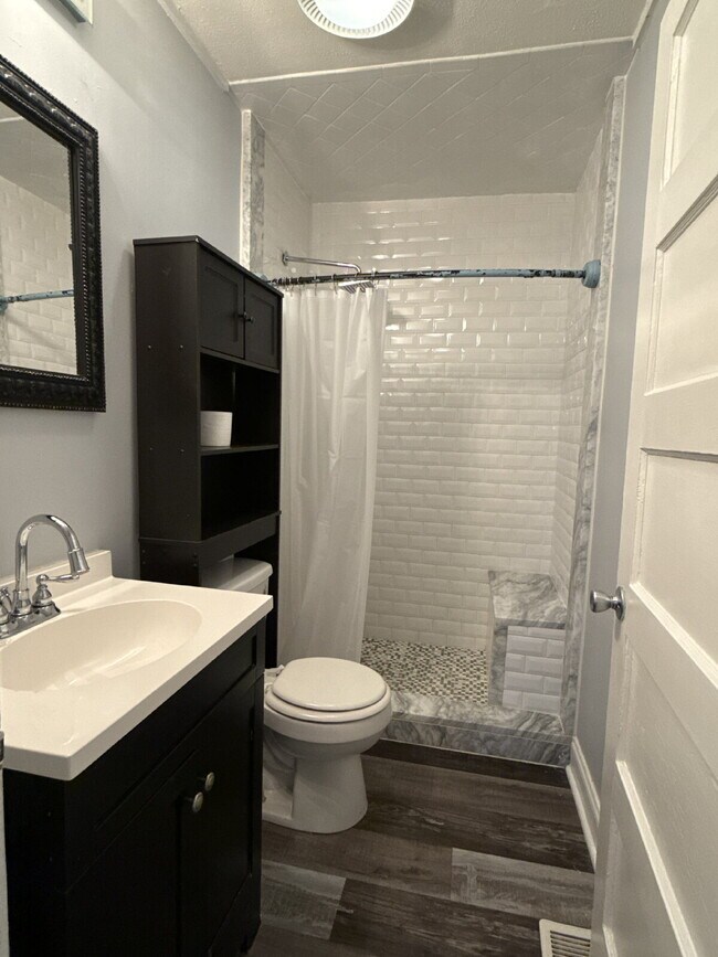 Building Photo - "Cozy 3-Bed, 2-Bath Gem on Cypress Avenue with 1375 Sq Ft of Space in Huntsville!"