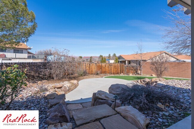 Building Photo - Spacious 3 Bedroom Single-Level Home in Bl...