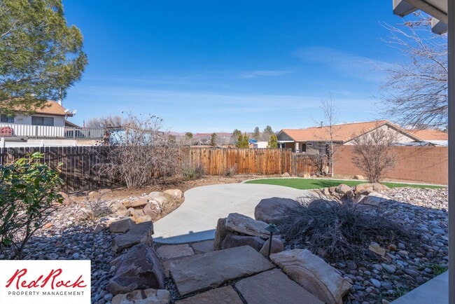 Building Photo - Spacious 3 Bedroom Single-Level Home in Bloomington Hills