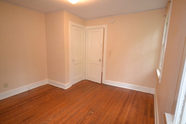 Building Photo - 547 Lockhart Rd
