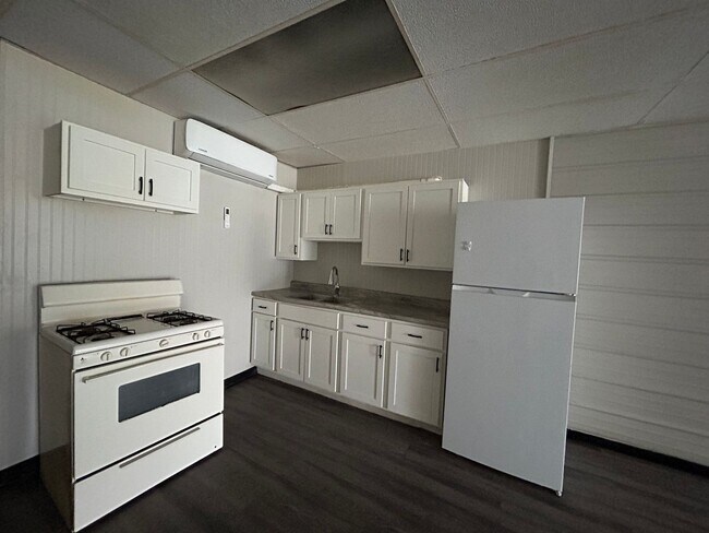 Building Photo - 105 W Emeline St