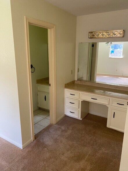 Master bedroom vanity - 827 Cliffside Dr