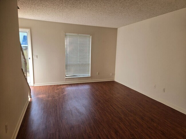 Building Photo - 1 Bedroom, 1.5 Bath Townhouse