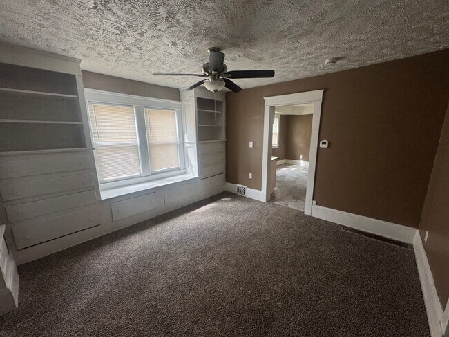 Building Photo - 1056 E 99th St