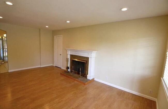 Building Photo - 273 Staples Ave