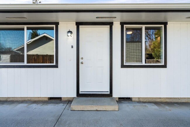 Building Photo - 1028 W 11th St