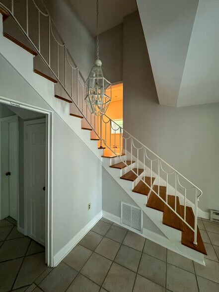 Building Photo - 537 Winterburn Grv