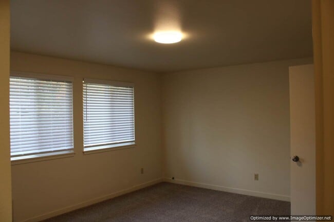 Building Photo - Updated One-Story 2-Bedroom Duplex with Garage and Yard