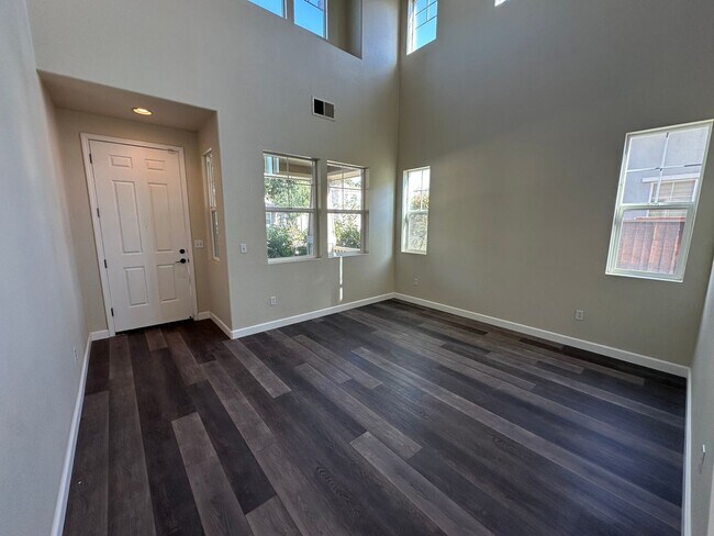 Building Photo - Beautiful 4 Bedroom, 2.5 Bath Tracy Home /...