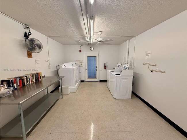 Building Photo - 4301 Martinique Cir