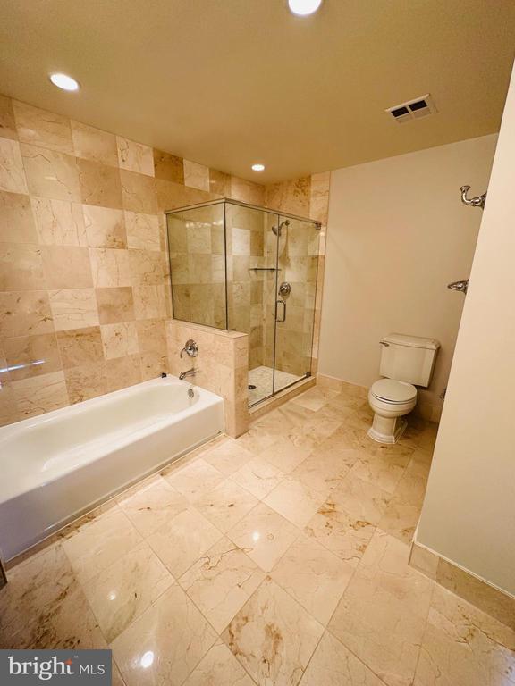Building Photo - 8220 Crestwood Heights Dr