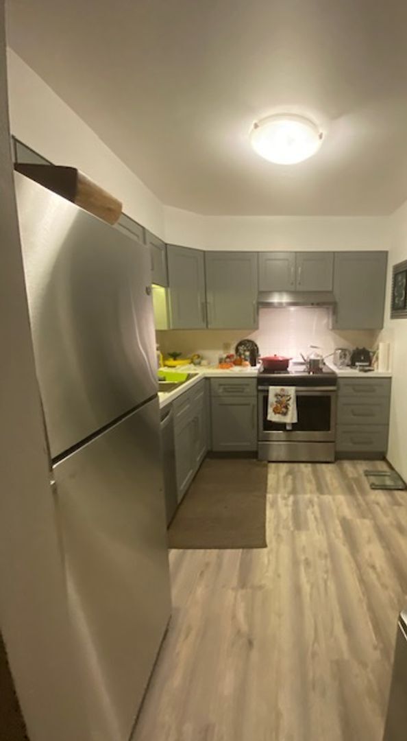 Building Photo - Newly updated Three Bedroom Available In Triplex in Meadowglen