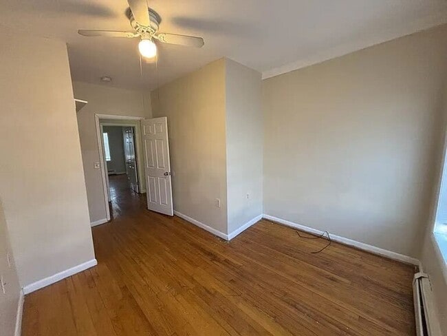 Building Photo - Spacious 4-bedroom house