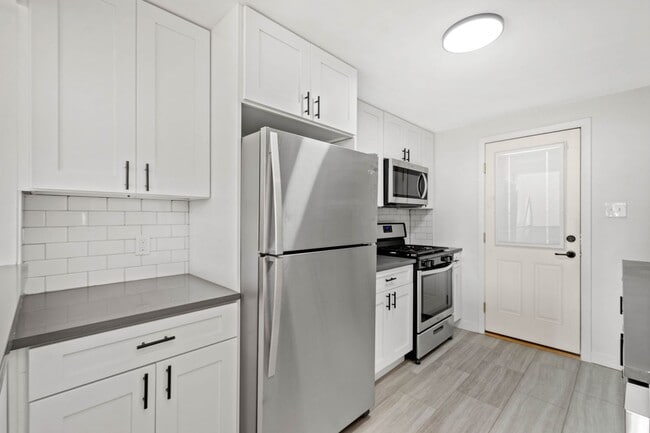 Building Photo - READY FOR JULY 1ST! Don't miss this UPDATED 3-bedroom!