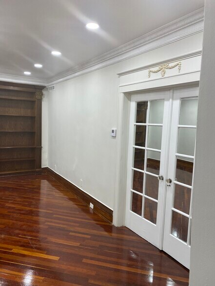 Building Photo - 1820 E 19th St