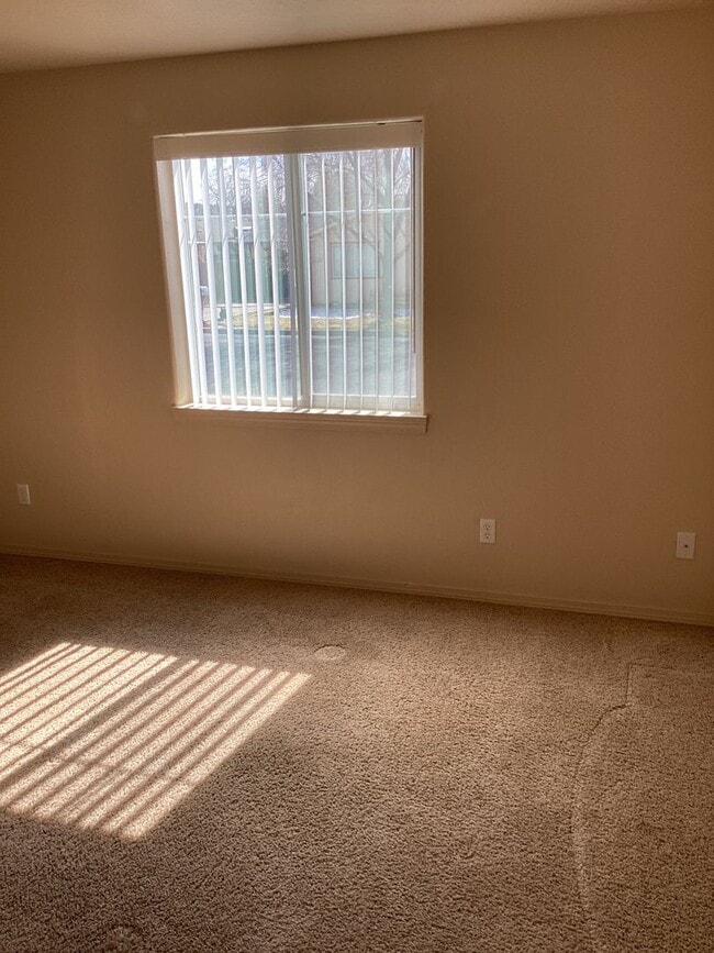 Building Photo - 1335-1335 NE Del Norte Ave