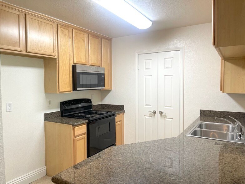 Building Photo - 2400 Del Mar Way