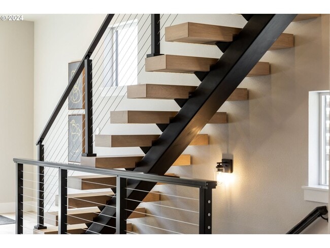 Building Photo - 617 SW Lobelia St