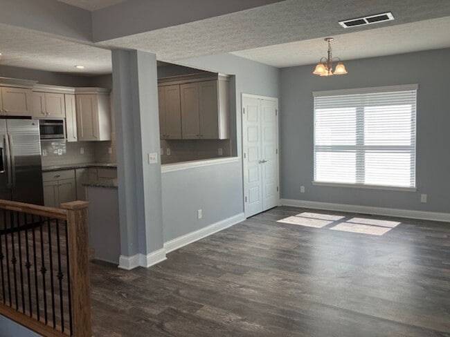 Building Photo - Beautifully Renovated House