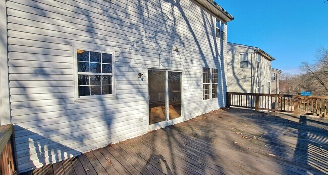 Building Photo - 3 Bed / 2-1/2 Bath Single Family Home w/1-Car garage