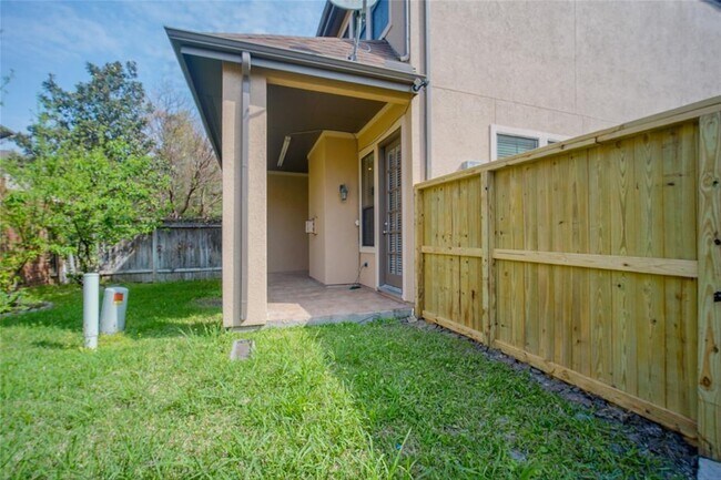 Building Photo - 2906 Royal Oaks Crest