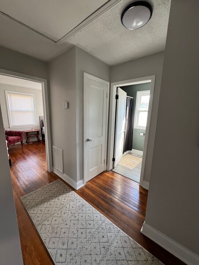 Building Photo - Knoxville 37920 - 2 bedroom, 1 bath home - Contact Adam Joachim (352) 220-7700