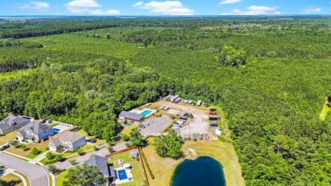 Building Photo - 564 Foxtail Dr