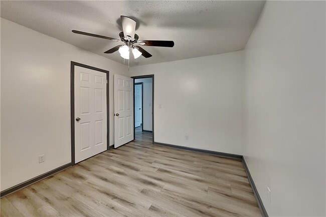 Building Photo - 5406 Jamestowne Dr