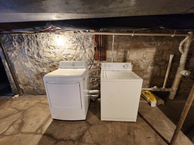 Building Photo - Large Lower with Garage Water Included!