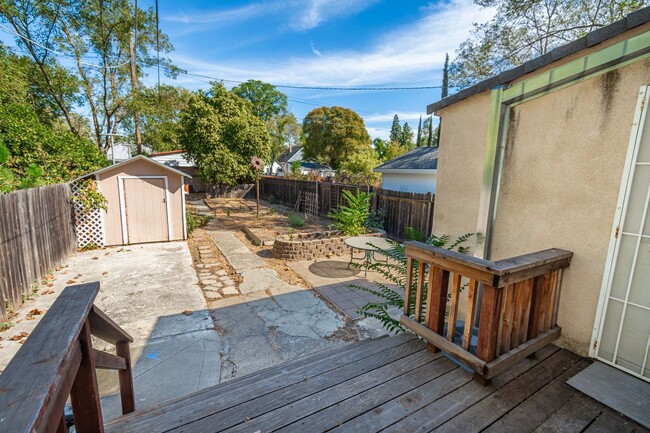 Building Photo - Adorable 3 Bedroom 2 Bath