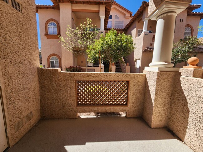 Building Photo - Fabulous First Floor Condo!
