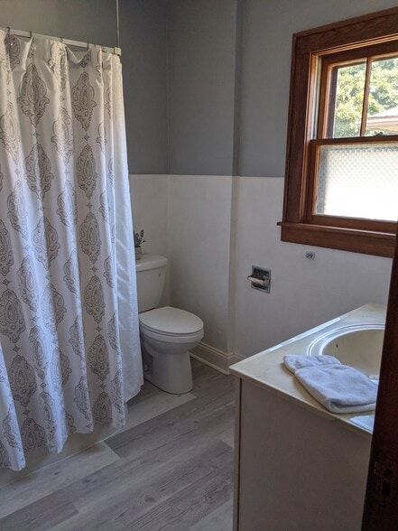 Full Bathroom - 82 Martin Ave